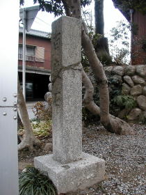 桜観音堂の旧百度石